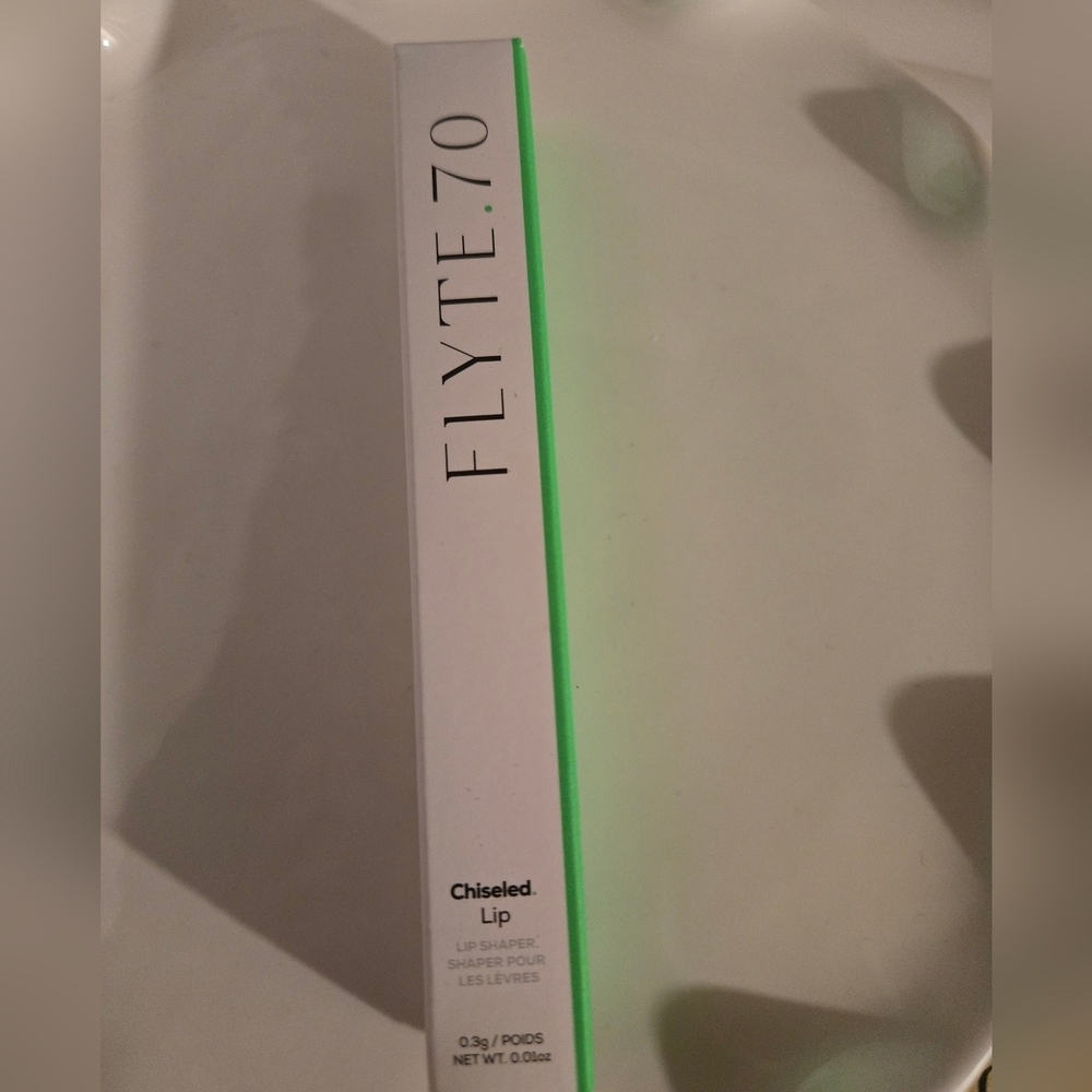FLYTE.70 Chisled.Lip Lip Shaper In Fame